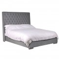 Sivá veľká chesterfield posteľ Guadisa s vysokým čelom a drobnými kovovými aplikáciami striebornej farby