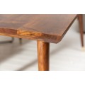 Masívny jedálenský stôl Roslin z akáciového dreva a so zlatým prvkom na nohách 160cm