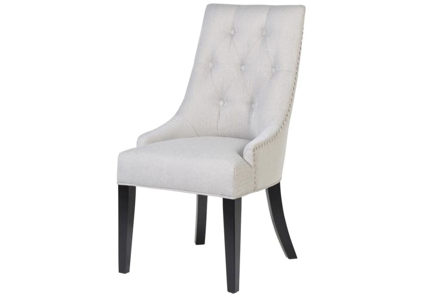 Luxusná bledo sivá jedálenská stolička Harman s masívnymi nohami a strieborným klopadlom na operadle