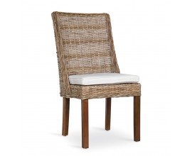 Dizajnová stolička s konštrukciou z ratanu a nohami z masívneho dreva s bielym vankúšikom na sedenie