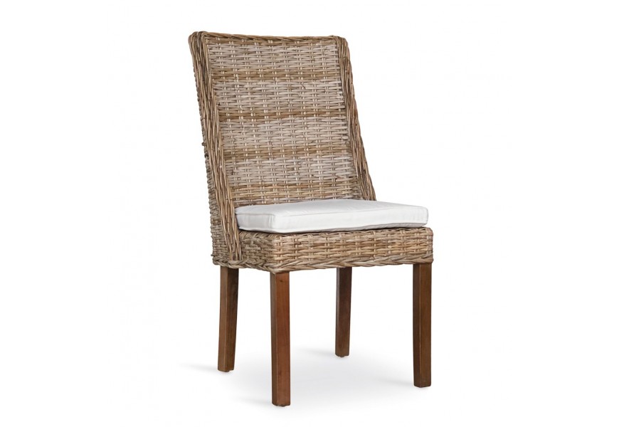 Dizajnová stolička s konštrukciou z ratanu a nohami z masívneho dreva s bielym vankúšikom na sedenie