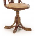 Luxusná otočná ratanová stolička RATTAN s podrúčkami z masívneho hnedého dreva