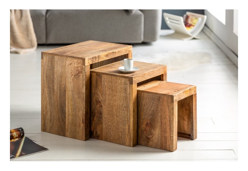 Set troch príručných stolíkov Makassar z masívu hnedej farby