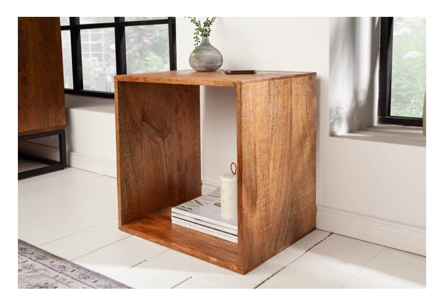 Industriálny masívny príručný stolík Makassar z mangového dreva hnedej farby štvorcového tvaru