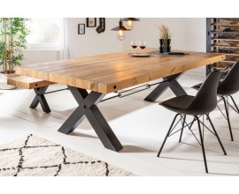 Industriálny jedálenský stôl Freya z masívu v prírodnej hnedej farby s čiernymi kovovými nohami a vrchnou doskou s rámom 206 cm