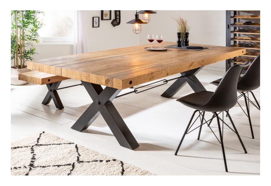 Industriálny jedálenský stôl Freyja z masívneho dreva prírodnej hnedej farby a čiernymi kovovými nohami a orámovaním vrchnej dosky
