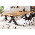 Industriálny jedálenský stôl Freyja z masívneho dreva prírodnej hnedej farby a čiernymi kovovými nohami a orámovaním vrchnej dosky