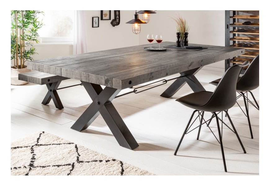 Dizajnový stôl Freyja z masívneho borovicového dreva sivohnedej farby s prekríženými kovovými nohami
