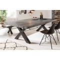 Dizajnový stôl Freyja z masívneho borovicového dreva sivohnedej farby s prekríženými kovovými nohami
