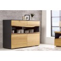 Moderná dubová komoda z masívu Lush Oak so zásuvkami a dvierkami s tmavo sivým rámom 120cm