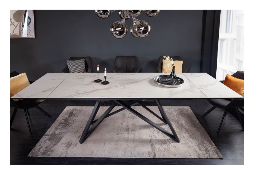 Mramorový rozkladací jedálenský stôl Epinal s bielym mramorovým povrchom a čiernymi nohami z kovu