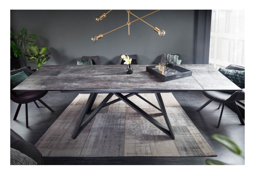 Industriálny šedý rozkladací jedálenský stôl Epinal s keramickou doskou s betónovým povrchom a kovovými nohami