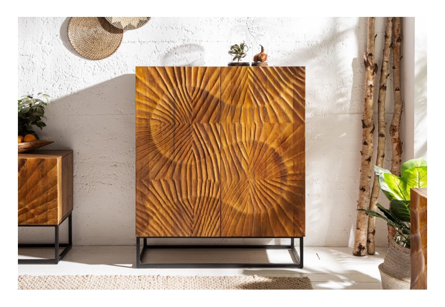 Moderná dvojdverová komoda Cumbria z mangového masívu s organickým vzorom a čiernymi nohami