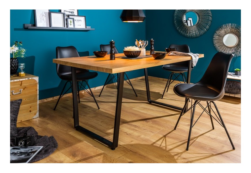 Štýlový moderný jedálenský stôl Garret s dreveným povrchom a čiernymi nohami