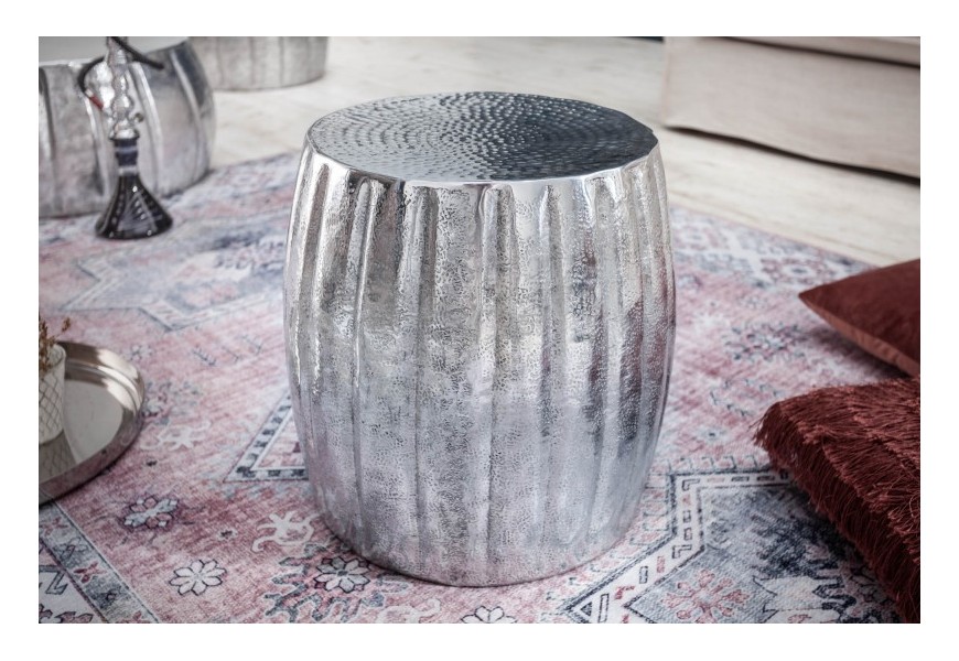 Dizajnový okrúhly strieborný konferenčný stolík Adassil v orientálnom štýle