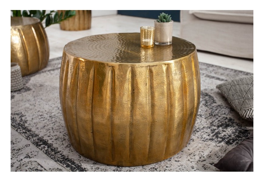 Luxusný orientálny konferenčný stolík Adassil zlatej farby s vertikálnym vzorom