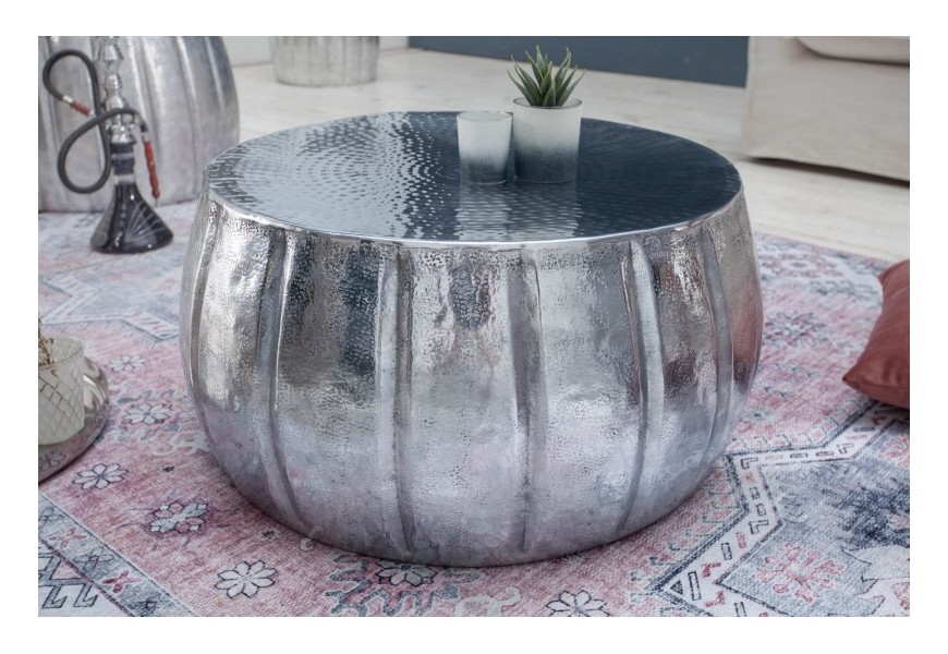 Kruhový strieborný konferenčný stolík Adassil z kvalitného kovu s vertikálnymi pruhmi