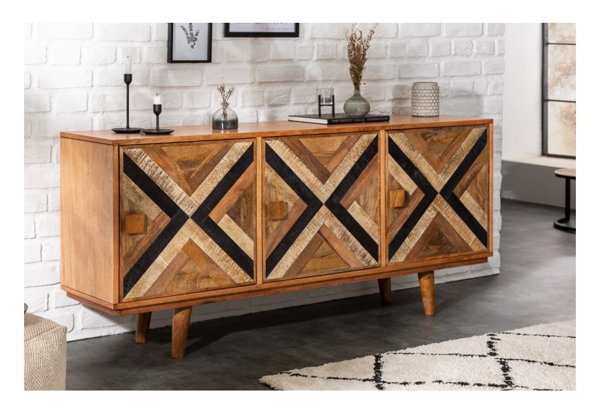 Dizajnová drevená komoda Frida Blanca s výrazným geoemetrickým vzorom na dvierkach a nožičkami v retro štýle