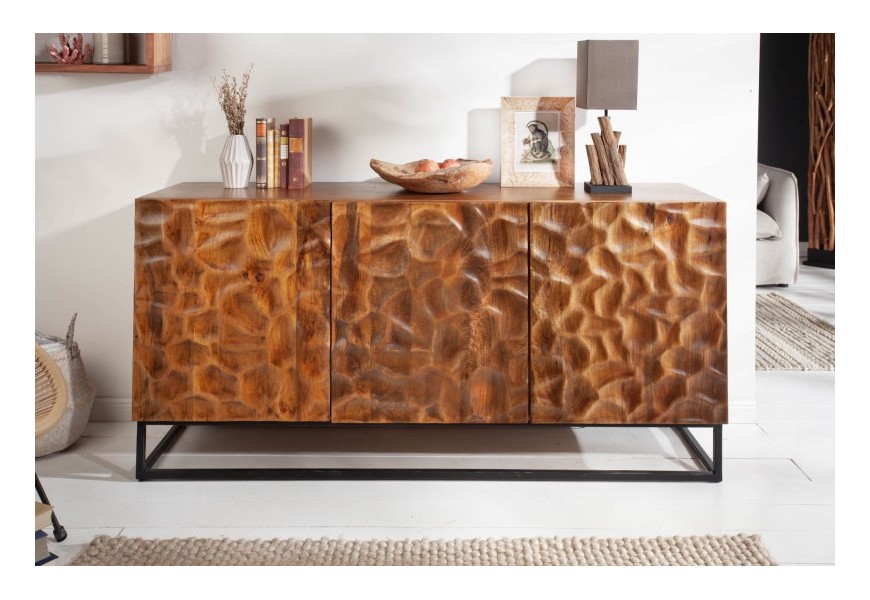 Masívna hnedá komoda Ethna s reliéfnymi dvierkami a čiernymi kovovými nohami