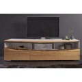 Modern&yacute; dlh&yacute; biely TV stol&iacute;k so z&aacute;suvkami z mas&iacute;vneho dubov&eacute;ho dreva 180cm