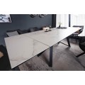 Moderný keramický šedo-biely rozkladací jedálenský stôl Epinal so sivými betónovým povrchom a čiernymi kovovými nohami 260cm