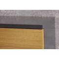 Moderná dubová komoda z masívu Lush Oak so zásuvkami a dvierkami s tmavo sivým rámom 120cm
