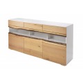 Moderná dlhá komoda Lush Oak s dubovými dvierkami a zásuvkami s bielym obvodovým rámom