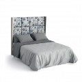 Moderná luxusná posteľ Sajonia z masívneho dreva s čalúneným čelom a rámom na matrac 135/150/180cm
