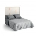 Masívna luxusná posteľ Sajonia s hranatým čelom s kovovými prvkami a čalúneným rámom