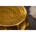Moderný okrúhly príručný stolík Siliguri s kladivkovým povrchom v zlatom odtieni 30cm
