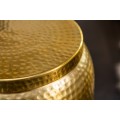 Moderný kruhový príručný stolík Siliguri v zlatom odtieni s kladivkovým povrchom 35cm
