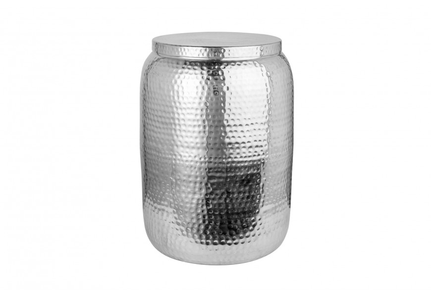 Moderný príručný stolík Siliguri s odkladacím priestorom pod kruhovou doskou so strieborným povrchom