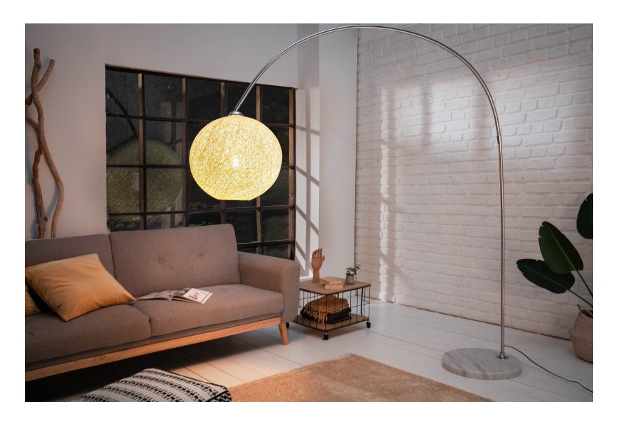 Štýlová stojaca lampa Lewis s okrúhlym sisalovým tienidlom bielej farby