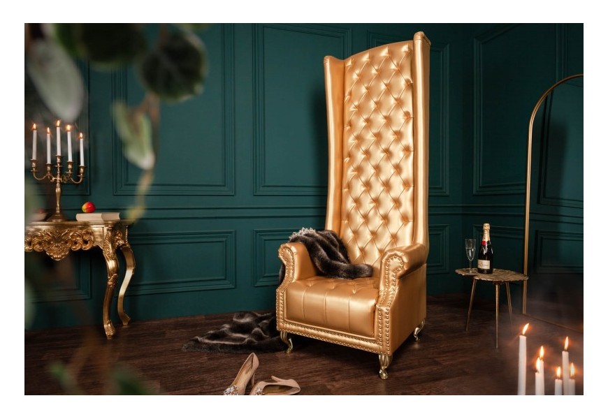 Chesterfield dizajnov&eacute; kreslo Royal z ekokože zlatej farby 189cm
