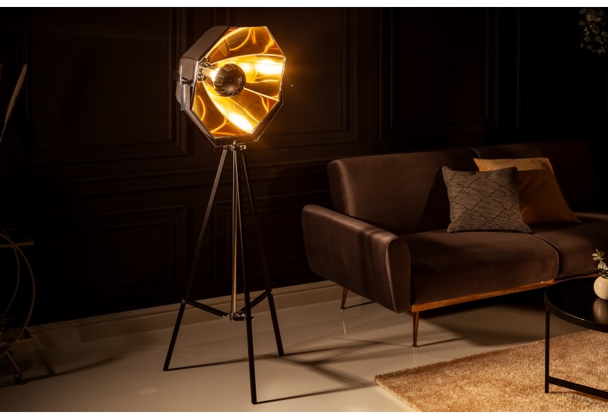 Nadčasová kovová stojatá lampa Taller s telom čiernej farby v industriálnom prevedení