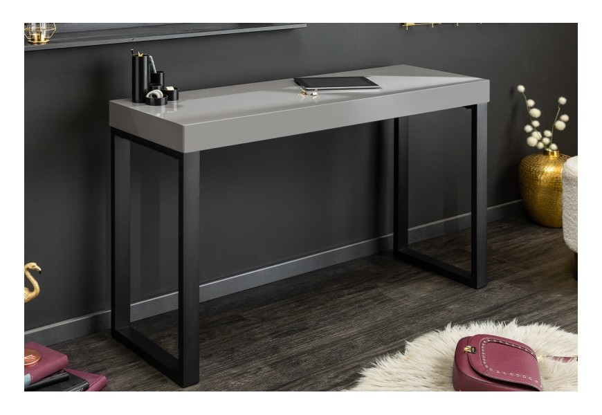 Nadčasový industruiálny pracovný stolík Simparda s čiernymi nohami v tvare U a sivou povrchovou doskou