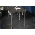 Dizajnový odkladací stolík Liquid Line striebornej farby v art-deco prevedení s atypickou štvorcovou povrchovou doskou