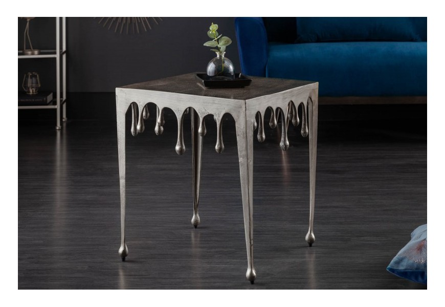 Dizajnový odkladací stolík Liquid Line striebornej farby v art-deco štýle z kovu