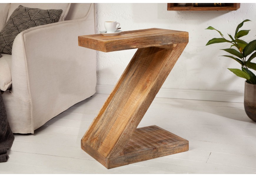 Nadčasový asymetrický hnedý príručný stolík Makassar v industriálnom prevedení z masívneho mangového dreva v tvare písmena Z