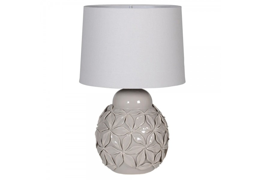 Luxusná keramická stolná lampa Petals sivej farby s okrúhlym tienidlom v bielej farbe s kvetinovým motívom