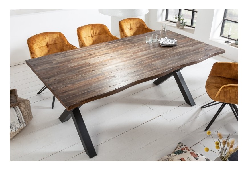 Elegantný industriálny jedálenský stôl Andala z agátového masívu hnedej farby s čiernymi nohami z kovu