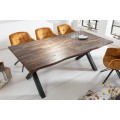 Elegantný industriálny jedálenský stôl Andala z agátového masívu hnedej farby s čiernymi nohami z kovu