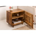 Masívny príručný stolík Cumbria s dvomi poličkami a dvierkami 50cm