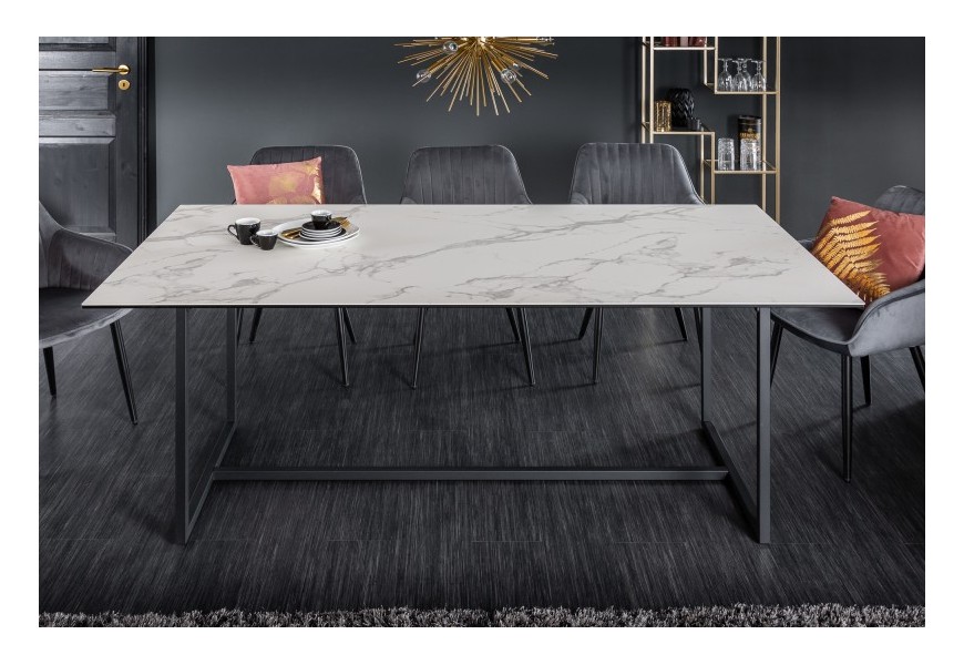 Moderný jedálenský stôl Collabor s bielou keramickou povrchovou doskou s mramorovým efektom a čiernymi nohami