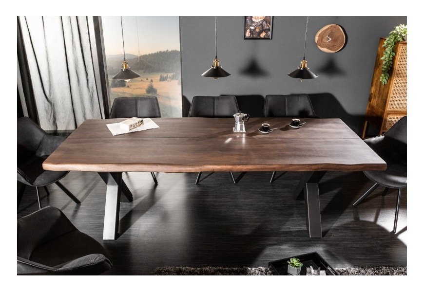 Dizajnový industriálny jedálenský stôl Spin z masívneho agátového dreva a s čiernymi kovovými nohami