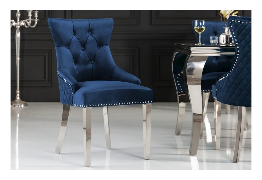 Jedinečná zámocká jedálenská stolička Eleanor modrej farby zo zamatu s kovovými striebornými nohami