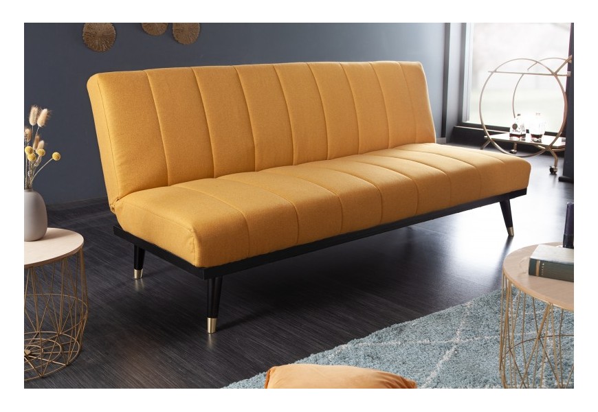 Štýlová retro sedačka Taxil s poťahom horčicovožltej farby a s čiernymi nožičkami