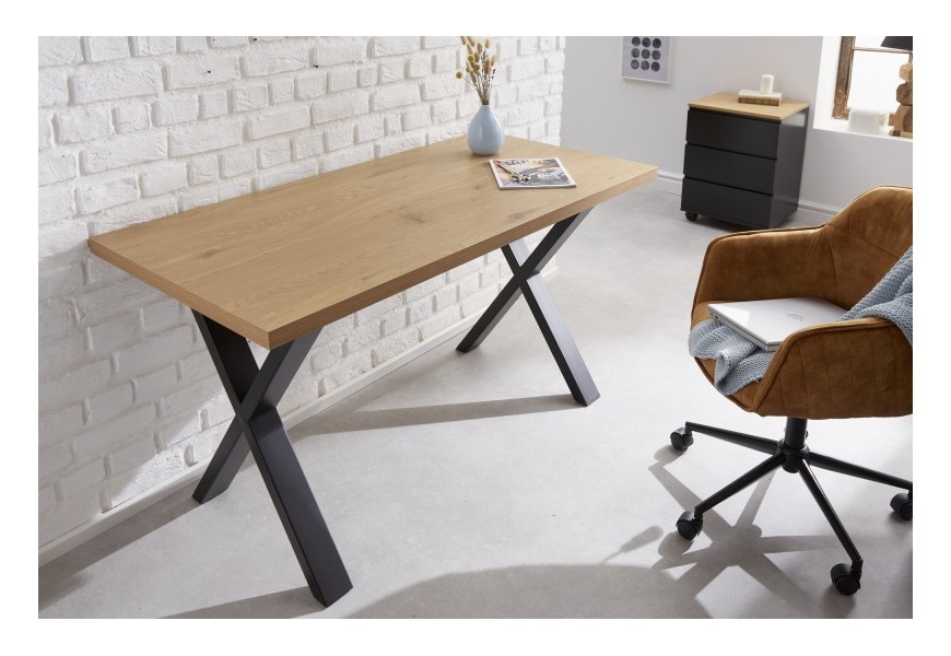 Dizajnový kancelársky stôl Westford z dreva hnedej farby a s čiernou kovovou konštrukciou