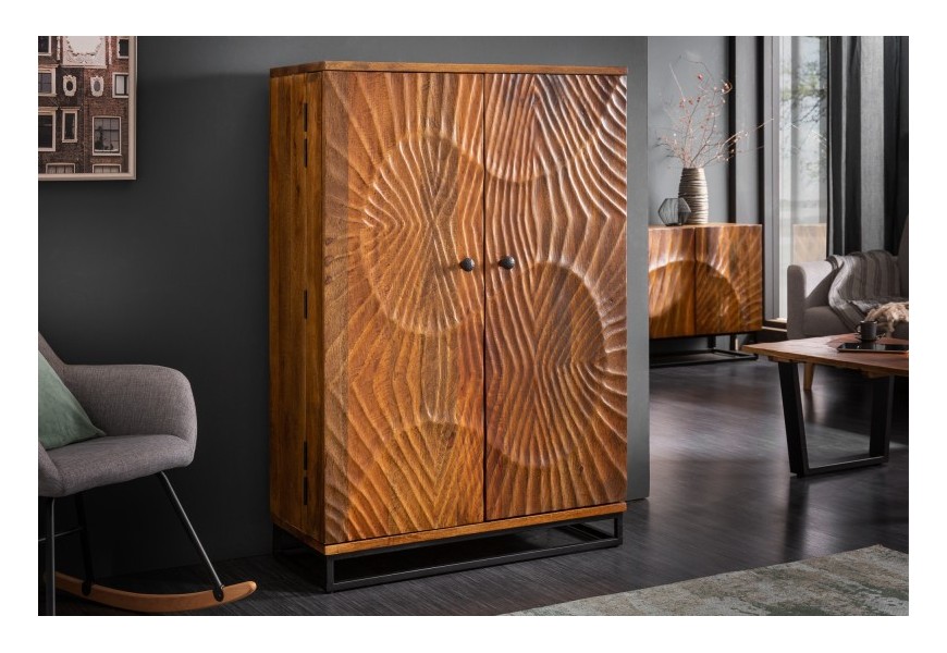 Elegantná masívna barová skrinka Cumbria z mangového dreva s poličkami a dvierkami