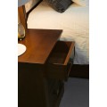 Luxusný rustikálny masívny nočný stolík Carmen v hnedej farbe s tromi zásuvkami 62cm